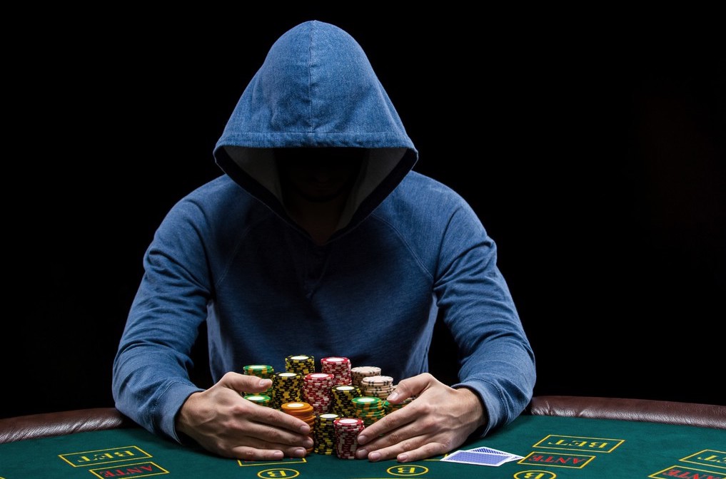 How could you choose an online casino to play the poker game?